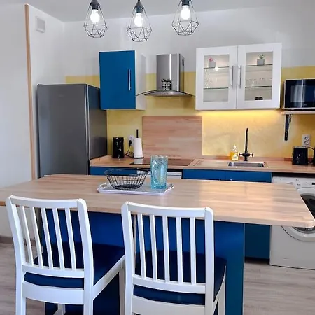 Decaroli - Stylish And Central Renovated Modern Studio Lejlighed *