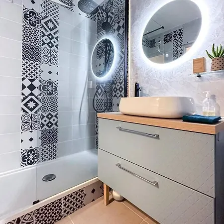 Decaroli - Stylish And Central Renovated Modern Studio Lejlighed *